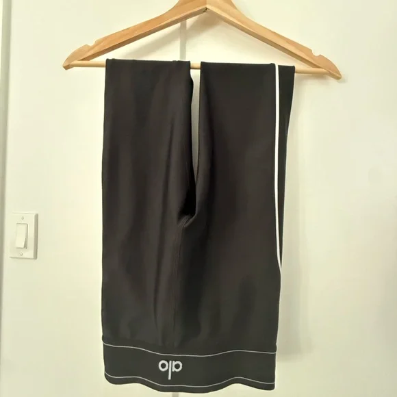 ALO Yoga Black and White Athletic Pants - Picture 4 of 8